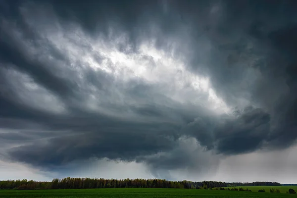 여름, 리투아니아, 초은하단 벽 구름을 동반 한 천둥 폭풍 구름 — 스톡 사진