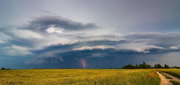 Nuvens tempestade trovão com supercélula parede nuvem e relâmpago, tempestades de verão — Fotografia de Stock