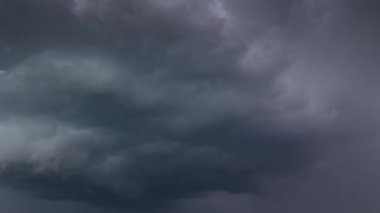 Kara fırtına bulutları, Litvanya, Avrupa 'da süper hücre fırtınası, iklim değişikliği kavramı