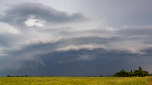 Donkere stormwolken, supercelstorm, Europa, klimaatveranderingsconcept — Stockvideo