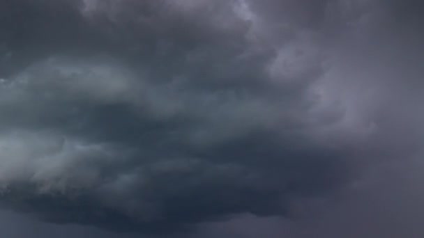 Dunkle Gewitterwolken, Superzellensturm in Litauen, Europa, Klimaschutzkonzept — Stockvideo