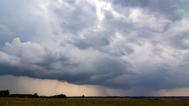 Темные грозовые облака, суперклеточный шторм, Европа, концепция изменения климата — стоковое видео
