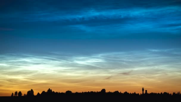 Noctilucent chmury timelapse, 4k timelapse mistycznych chmur w letnią noc — Wideo stockowe