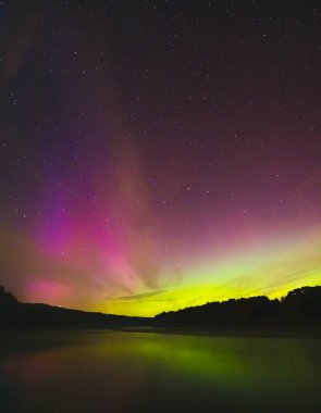 Gece gökyüzü estetiği, gece gökyüzü yıldızları. Arka planda Aurora Borealis, yol gezisinde güzel bir gece manzarası.