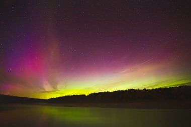 Gece gökyüzü estetiği, gece gökyüzü yıldızları. Arka planda Aurora Borealis, yol gezisinde güzel bir gece manzarası.