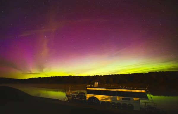 Estética del cielo nocturno, estrellas del cielo nocturno con Aurora boreal en el fondo, hermosa vista nocturna en un viaje por carretera, barco flotando en el agua —  Fotos de Stock