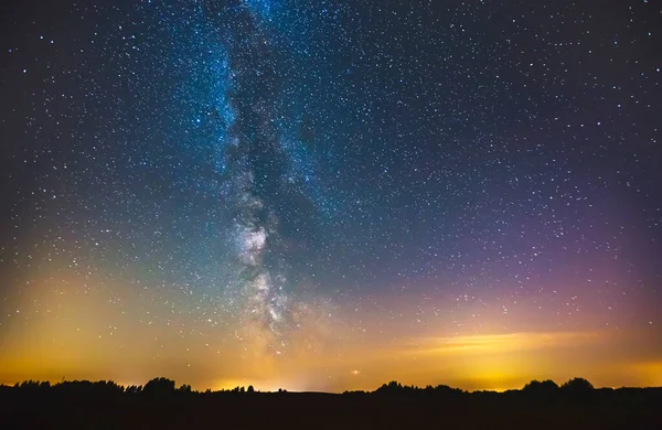 Noční obloha estetika, noční obloha hvězdy pozadí, krásný noční pohled na road trip, mléčná dráha galaxie — Stock fotografie