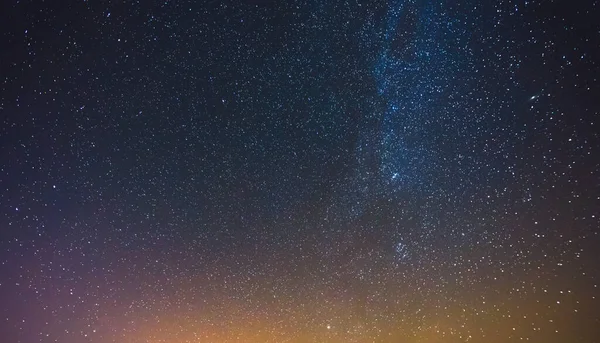 Estética del cielo nocturno, fondo de estrellas del cielo nocturno, hermosa vista nocturna en un viaje, galaxia de la Vía Láctea — Foto de Stock