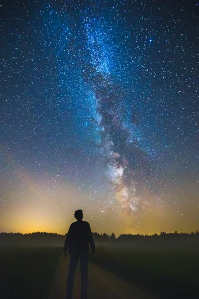 Estetika noční oblohy, člověk hledící na hvězdy — Stock fotografie