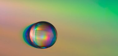 Parlak raibow renkli su damlaları eski CD CD diski üzerinde, arkaplan için tasarım