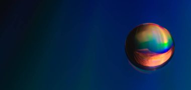 Parlak raibow renkli su damlaları eski CD CD diski üzerinde, arkaplan için tasarım