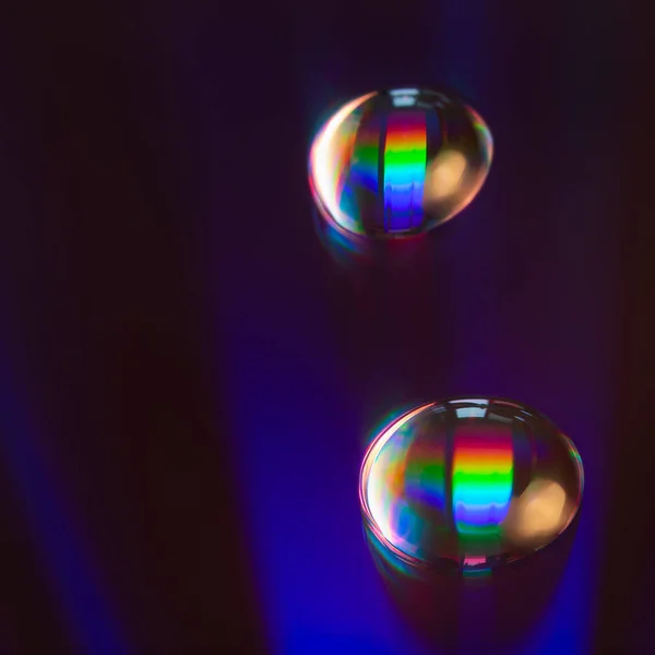 Glänzend raibogenfarbene Wassertropfen auf der alten CD, Design für den Hintergrund — Stockfoto