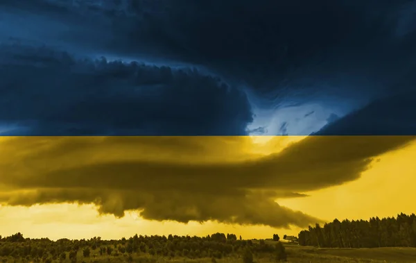 Padrão da bandeira nacional ucraniana com tempestade, conceito de guerra — Fotografia de Stock
