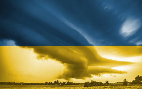 Ukrainska nationella flaggan mönster med storm, krig koncept — Stockfoto