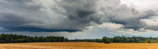 Nubes de tormenta de truenos con nubes de pared de supercélulas, verano, Lituania — Foto de Stock