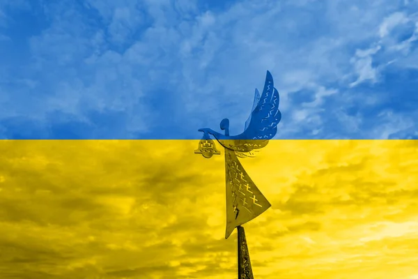 Bandeira nacional ucraniana com escultura de anjo, conceito de guerra — Fotografia de Stock