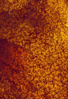 Doğal kehribar dokusu. Reklam ve afişler için çok renkli bir arka plan. Arka plan olarak eski fosilleşmiş reçine. Kırmızı kehribar arka planı. Yakın plan kehribar.