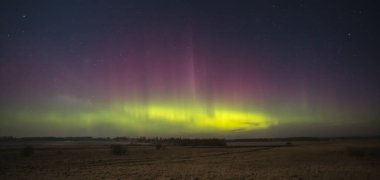 Gece gökyüzü estetiği, gece gökyüzü yıldızları. Arka planda Aurora Borealis, yol gezisinde güzel bir gece manzarası.