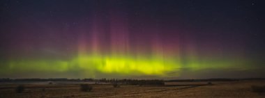 Gece gökyüzü estetiği, gece gökyüzü yıldızları. Arka planda Aurora Borealis, yol gezisinde güzel bir gece manzarası.