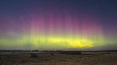 Gece gökyüzü estetiği, gece gökyüzü yıldızları. Arka planda Aurora Borealis, yol gezisinde güzel bir gece manzarası.
