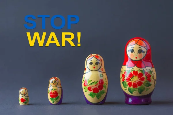 Groep matroesjka poppen met Stop Oorlog tekst — Stockfoto