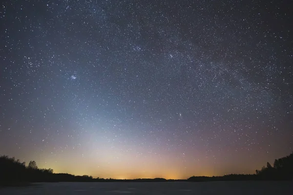 Imagen de paisaje nocturno con colorida vía láctea y luz del zodíaco en el horizonte —  Fotos de Stock