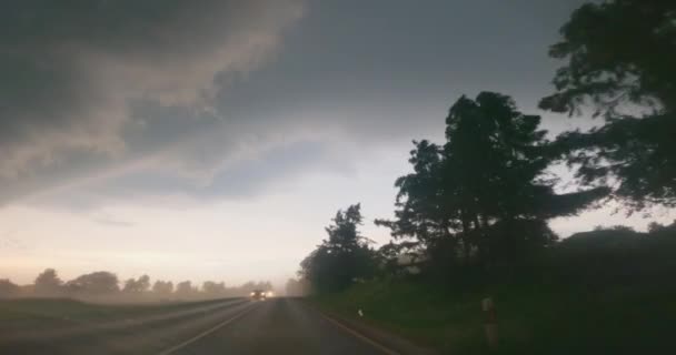 Въезд в темный шторм, видео 4k Gopro, вид из автомобиля — стоковое видео