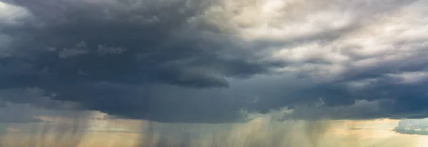 Thunder σύννεφα καταιγίδα σε όλη τα πεδία, το καλοκαίρι, Λιθουανία — Φωτογραφία Αρχείου