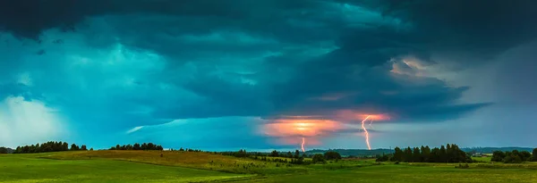 Gewitterwolken mit Blitzeinschlägen über die Felder, Sommer, Litauen — Stockfoto