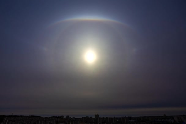 Bardzo rzadkie zjawisko atmosferyczne zwane słoneczną aureolą, różny łuk słoneczny pojawiający się na niebie w mieście — Wideo stockowe
