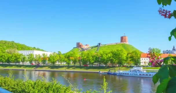 春にリトアニアのヴィリニュス市内中心部、ネリス川、 4Kのパンニングタイムラプス — ストック動画