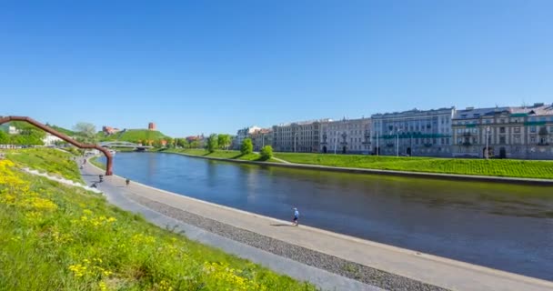 Centro de la ciudad en Vilnius, Lituania en primavera, Río Neris, 4K panning timelapse — Vídeos de Stock