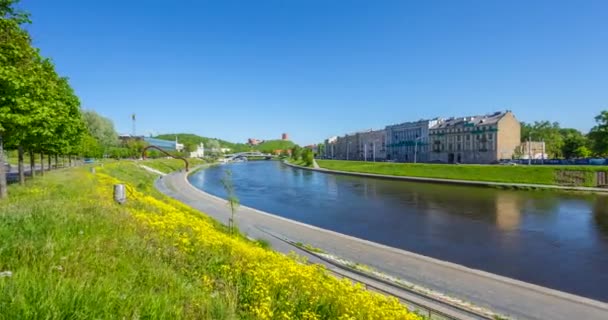 리투아니아, 빌 뉴스, 봄에는 네리스 강 , 4K 패닝 타임 엘 라파스에 있는 도시 센터 — 비디오