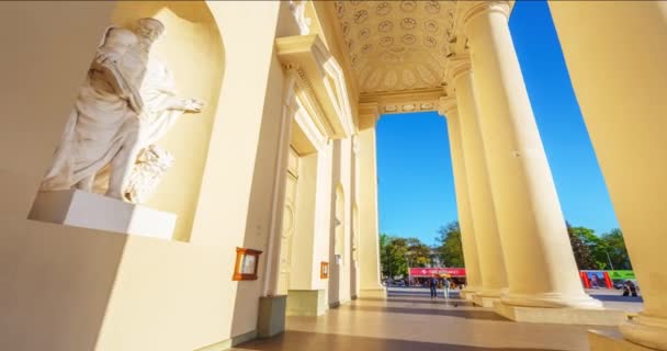 Városközpont Vilnius a Székesegyház Bazilika, Litvánia tavasszal, az emberek séta a Székesegyház téren, 4k panning timelapse — Stock videók