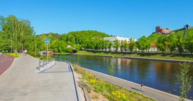Vilnius şehir merkezi, İlkbaharda Litvanya, Neris nehri, 4K zaman akışı