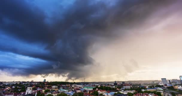 风暴在城市上空盘旋 立陶宛维尔纽斯 气候变化概念 4K电影 — 图库视频影像