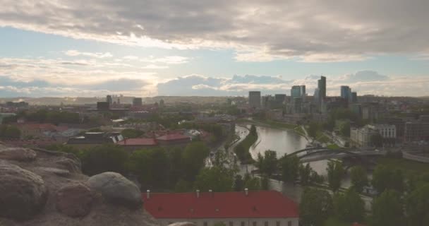 晚上在立陶宛首都维尔纽斯市 温暖夏日的金色阳光和雨 4K视频 — 图库视频影像