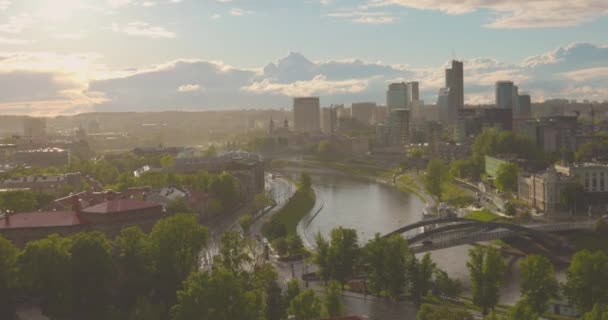 Soirée Vilnius Capitale Lituanie Lumière Dorée Pluie Lors Une Chaude — Video