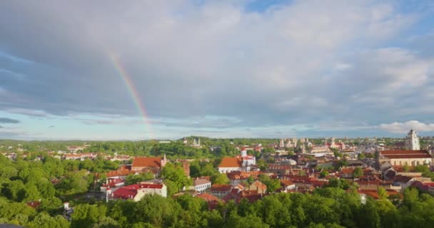 彩虹在维尔纽斯古城 金色的光和彩虹在温暖的夏天 绿树和教堂塔 4K视频 — 图库视频影像