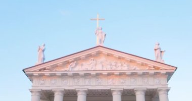 Vilnius, Litvanya 'daki Katedral Bazilikası' nın detayları altın haçlı güzel heykeller, 4k video.