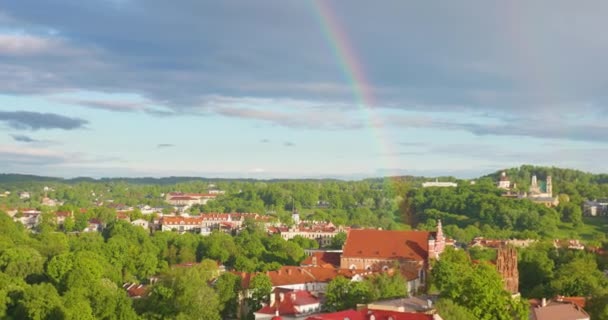 Ουράνιο Τόξο Στην Παλιά Πόλη Του Βίλνιους Χρυσό Φως Και — Αρχείο Βίντεο