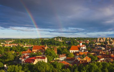Vilnius eski kasabasında gökkuşağı, Vilnius 'un renkli akşam manzarası, Litvanya' nın başkenti, güzel açık hava manzarası