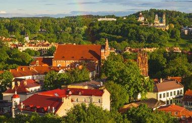 Vilnius eski kasabasında gökkuşağı, Vilnius 'un renkli akşam manzarası, Litvanya' nın başkenti, güzel açık hava manzarası