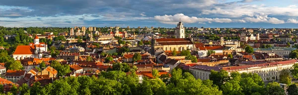 彩虹掠过维尔纽斯古城 立陶宛首都维尔纽斯色彩斑斓的夜景 美丽的户外全景 — 图库照片
