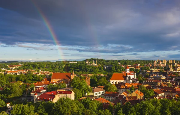 Vilnius eski kasabasında gökkuşağı, Vilnius 'un renkli akşam manzarası, Litvanya' nın başkenti, güzel açık hava manzarası