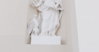Vilnius, Litvanya 'daki Katedral Bazilikası' nın detayları, güzel bazilika heykelleri, 4k video.