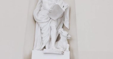 Vilnius, Litvanya 'daki Katedral Bazilikası' nın detayları, güzel bazilika heykelleri, 4k video.