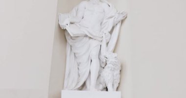 29 Mayıs 2022: Vilnius, Litvanya 'daki Katedral Bazilikası' nın detayları, güzel bazilika heykelleri, 4k video