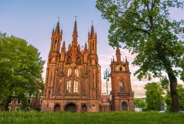 Vilnius, Litvanya. Aziz Anne Katolik Kilisesi ve Aziz Francis Kilisesi ve St. Bernard Eski Kasabası Yazın Güneşli Günü. UNESCO Dünya Mirası.
