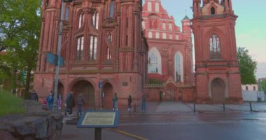 29 Mayıs 2022, Vilnius, Litvanya. Aziz Anne Katolik Kilisesi ve Aziz Francis Kilisesi ve St. Bernard Eski Kasabası Yazın Güneşli Günü. UNESCO Dünya Mirası.
